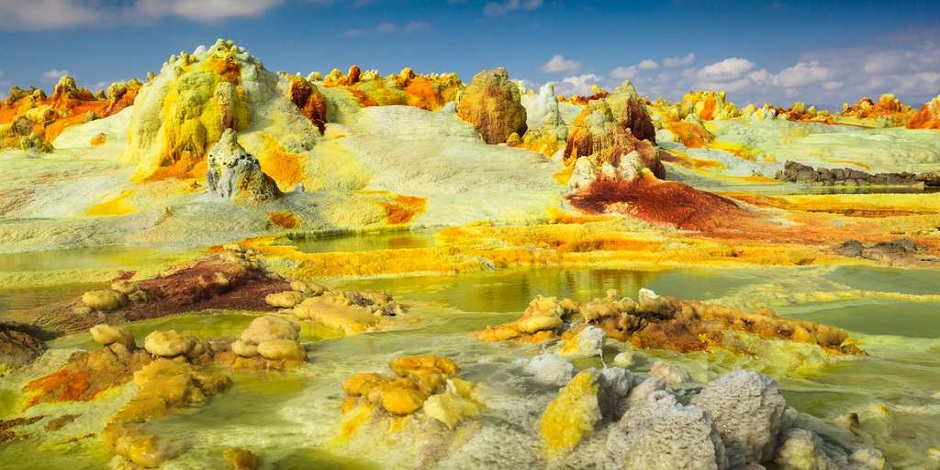 Volcan aux couleurs jaunes vives et criardes